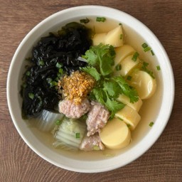 แกงจืดเต้าหู้หมูสับสาหร่าย