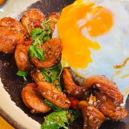 ข้าวผัดกะเพราไส้กรอกไก่หนังกรอบ