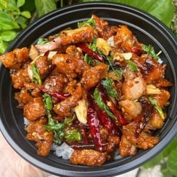 ข้าวหน้าผัดกะเพราไก่ทอด