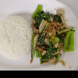 ข้าวคะน้าน้ำมันหอยหมู ไข่ดาว