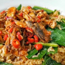 ข้าวผัดปลากระป๋อง