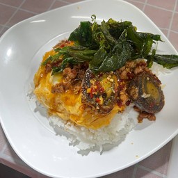 ข้าวหมูสับไข่เยี่ยวม้าผัดกระเพรากรอบไข่ข้น
