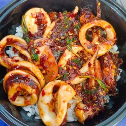 ผัดกระเพราปลาหมึก ราดข้าว