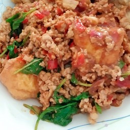 กะเพราเต้าหู้ไข่หมูสับ (กับข้าว)