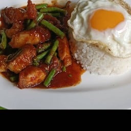 ข้าวราดพริกแกงหมูกรอบไข่ดาว