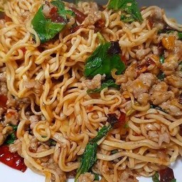 มาม่าผัดกระเพราหมู