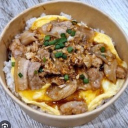ข้าวหมูสามชั้นสไลด์ผัดกระเทียมไข่ข้น