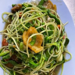 ผักยอดทานตะวันหมูกรอบ