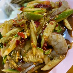 ยำปูม้ากุ้งสด