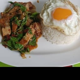 ข้าวกะเพราหมูกรอบไข่ดาว