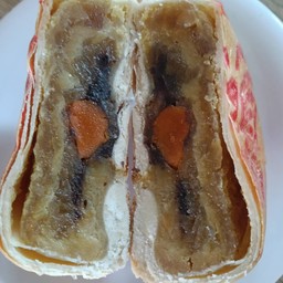 ขนมเปี๊ยะไส้ถั่วไข่เค็ม