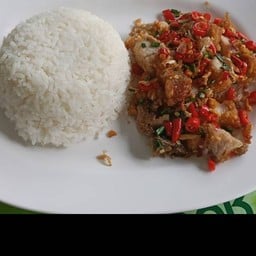 ข้าวหมูกรอบคั่วพริกเกลือไข่ดาว