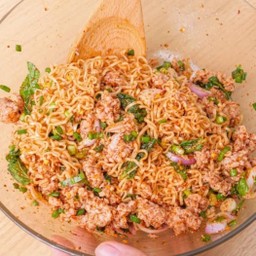 ลาบมาม่าหมูสับ