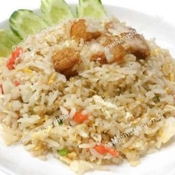 ข้าวผัดหมูกรอบ