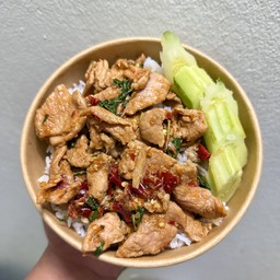 กระเพราหมูชิ้นพริกแห้ง