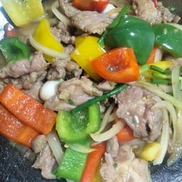 เนื้อหมักผัดพริกหวาน