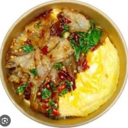 ข้าวกระเพราหมูสามชั้นสไลด์ไข่ข้น