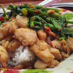 ข้าวราดผัดผักบุ้ง + ไก่กระเทียม