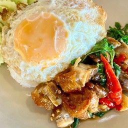 ข้าวกระเพราหมูกรอบ