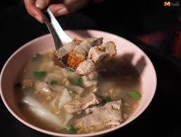 ก๋วยจั๊บหมูกรอบล้วน