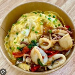 ข้าวกระเพราหมึกไข่ข้น