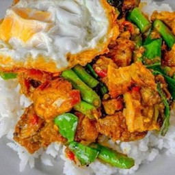 ข้าวราดผัดพริกแกงหมูไข่ดาว