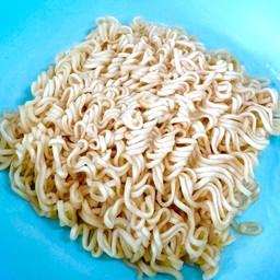 เส้นมาม่า ลวกแห้ง