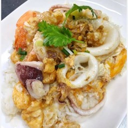 ข้าวหมึกผัดกระเทียมไข่ข้น