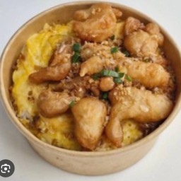 ข้าวไก่ผัดกระเทียมไข่ข้น