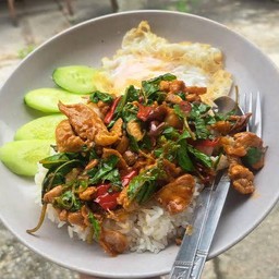 ข้าวกระเพราหมูหมักไข่ดาว