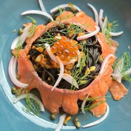 สปาเก็ตตี้เส้นดำผัดกระเทียม สโมคแซลมอน