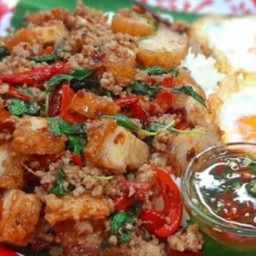 กระเพราหมูกรอบจัมโบ้ + ไข่ดาว 3 ใบ