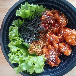 มาม่าไก่ทอดราดซอสเกาหลีโรยส่าหร่าย