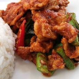 ผัดพริกแกงหมูราดข้าว