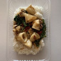 ข้าวผัดกะเพราปลาหมึก