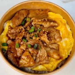 ข้าวสันคอหมูสไลด์ผัดกระเทียมไข่ข้น