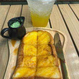 ชุดขนมปังสังขยา 1 แผ่น + สัปปะรดโซดา