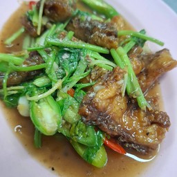 ปลากะพงผัดคึ่นฉ่าย