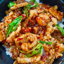 กระเพราหมูชิ้น ราดข้าว