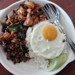 กะเพราไก่ชิ้น ไข่ดาว