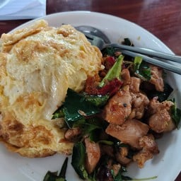 ข้าวผัดพริกแกงไก่คะน้า ไข่เจียว