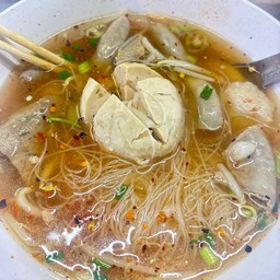เส้นหมี่จัมโบ้ใส่ใส้หมู
