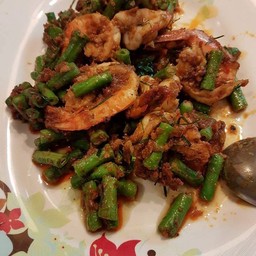 ข้าวผัดพริกแกงกุ้ง