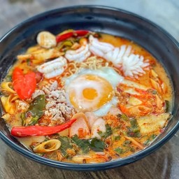 มาม่าต้มยำทรงเครื่อง เพิ่ม ไข่ลวก