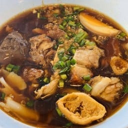ก๋วยจั๊บน้ำข้น โจ๊กและต้มเลือดหมู  อาหารเช้าหน้าตลาดเจ้าเก่า รามอินทรา
