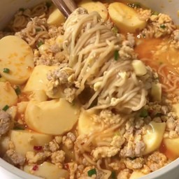 มาม่า2ก้อนหมูสับต้มยำเต้าหู้ไข่+ไข่1ฟอง