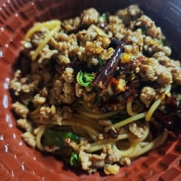 สปาเก็ตตี้กระเพราหมูสับพริกแห้ง