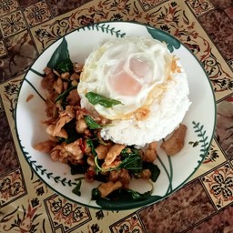 ข้าวกระเพราไก่ไข่ดาว