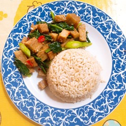 คะน้าหมูกรอบเจราดข้าว Vegan