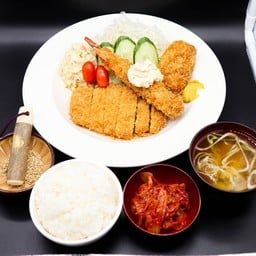 เซ็ทข้าวรวมหมูทอดคุโรบูตะ+สลัดมันฝรั่ง+กิมจิ